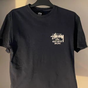 Stüssy x Dover Street Market T-Shirt - Storlek: M. Använd ett fåtal gånger, tröjan är fortfarande in princip i nyskick. 