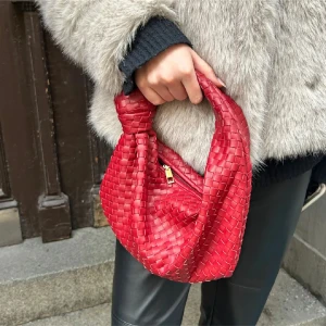 Röd flätad handväska - Snygg röd handväska med flätat mönster och dragkedja. Liknar bottega , i super bra skick♥️