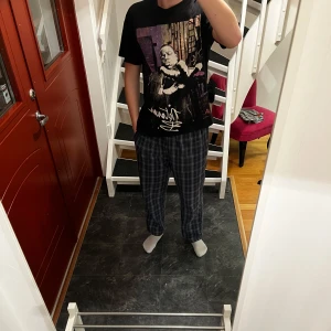 Svart t-shirt med The Notorious B.I.G. från Pull&Bear - Cool svart t-shirt från Pull&Bear med ett stort tryck av The Notorious B.I.G. på framsidan och texten 'It Was All A Dream' på baksidan. Perfekt för dig som gillar hiphop och streetwear. T-shirten är kortärmad och gjord i bomull.