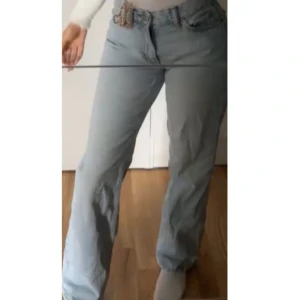 Jeans - Gina - Snygga blå jeans med raka ben. Sitter bra och använda 2 gånger.