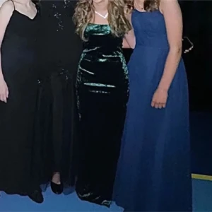 Grön sammetsklänning - Intressekoll på den gröna klänningen i sammet med en figurnära passform.  Så fin till balen 🫶🏻🫶🏻skriv vid intresse så sätter jag på köp-nu funktionen 