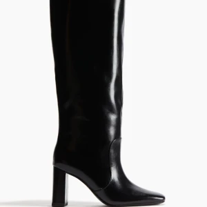 Knähöga boots - Så snygga boots från H&M som endast är använda vid ett tillfälle. Skorna har en hög klack och är rundade framtill. Nypris ca 700kr🤍