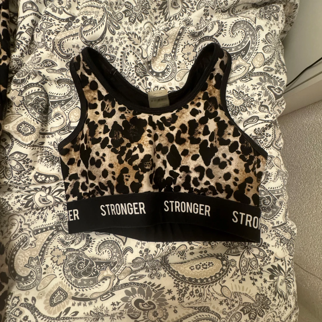 Leopardmönstrade leggings från Stronger - 2