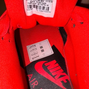 Röda Nike Air Max 90 limited edition  - Snygga röda Nike Air Max sneakers med svart textdetalj. Skorna har en klassisk Air Max-sula och snörning framtill. Perfekta för en sportig look.