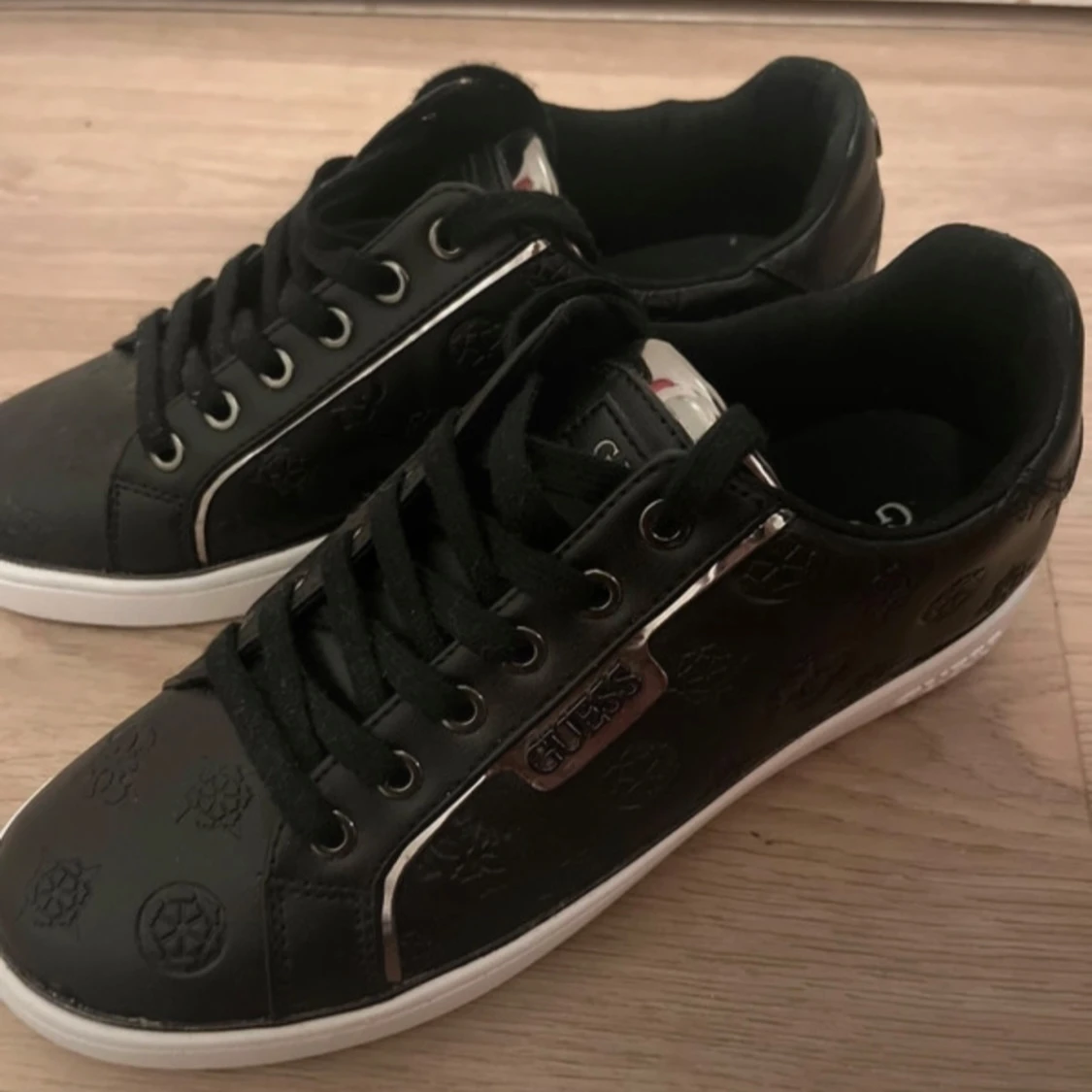 Svarta sneakers från Guess