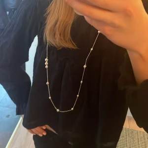 Fin mörkblå blus - Säljer en fin blus med detaljer på!❤️