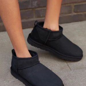 Svarta ultra mini uggs - Populära och trendiga ULTRA MINI UGG BOOTS. NYA. Endast testade inomhus!  Mocka och ull. Super varma och bekväma.  Storlek 40. Unisex. 