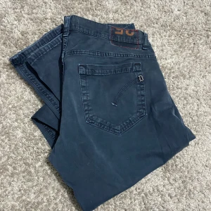 Mörkblå dondup jeans i storlek 35 - Dondup jeans i bra skick. Storlek 35. säljer pga dom inte passar mig längre. Fråga om du har nån fråga