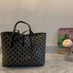 by Malene Birger Abigail - Väska från by Malene Birger i modell Abigail.  Väskan är sparsamt använd. Fodret inne har spår av användning (se bild) Byte och förstärkning av remmar har utförts hos sömmerska. Remmarna är i 100%läder.   Plånbok/necessär medföljer. Nypris 2800kr