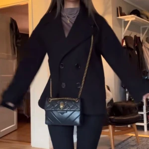 Kappa - Säljer en kappa från design by si, inga tydliga tecken på defekter och man får med en extra knapp ifall nån knapp skulle gå sönder som jag fick när jag fick själva kappan när jag beställde dennn🩷skriv för fler bilder!