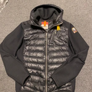 Parajumper cardigan - Säljer nu denna cardigan från parajumper! Den har en del skavanker men är lagad därefter, alla hål har bra överlappning. Utifrån detta kommer även priset på 1500 så nypris är runt 5000 kr! Självklart är den äkta! Hör av er vid frågor!