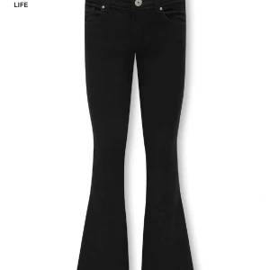 Svarta bootcut jeans - Säljer nu mina jätte fina jeans från Only.Dom är lowaist och svarta.Säljer för dom börjar bli små.🥰