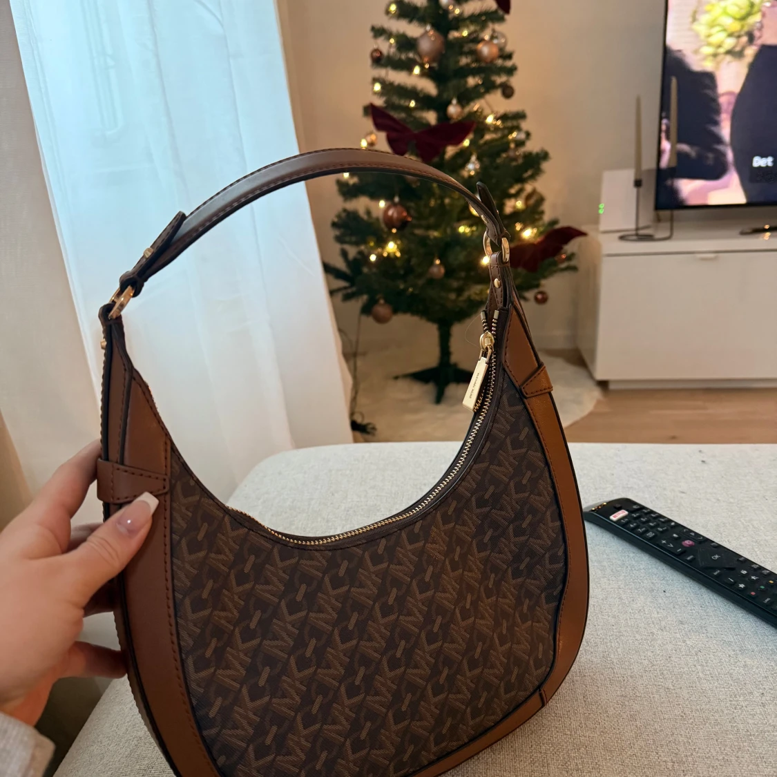 Brun axelväska från Michael Kors - 1