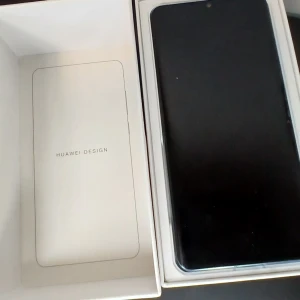 Huawei p30 pro  - Säljer en Huawei smartphone med ett snyggt gradientdesign i lila och blått. Telefonen har flera kameror på baksidan och kommer i originalförpackning.inga sprickor eller repor på värken framsidan eller baksidan. Perfekt för dig som vill ha en stilren mobil med väldigt bra kamera. Säljs med nytt skärmskydd och kameraskydd.