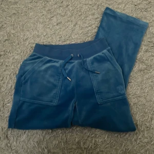 juicy couture byxor - Säljer nu mina blå juicy couture byxor som är i välldigt fint skick men får tvärt inte användning för längre💕(de är lite uppsydda och passar perfekt på mig som är 160 och vanligtvis bär st 32-34 i byxor)