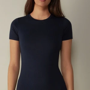 Intimissimi t-shirt!!☺️🙌🏻💗 - Jättesnygg mörkblå t-shirt från Intimissimi. Perfekt för en stilren och bekväm look. Verkligen jätteskön att ha på sig🙌🏻❣️