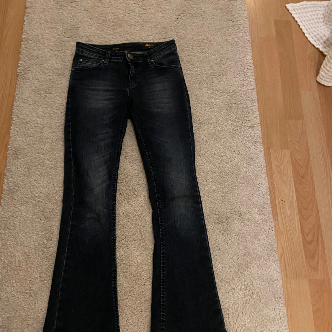 Mörkblå bootcut jeans