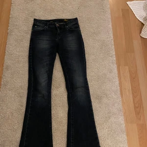 Mörkblå bootcut jeans - Snygga mörkblå bootcut jeans med klassisk femficksdesign. Jeansen har en diskret tvätt och är perfekta för en avslappnad stil. De har en låg midja och är tillverkade i ett slitstarkt denimtyg. Jag är 160 och de passar perfekt i längden men säljer så de är lite för stora i midjan🤍