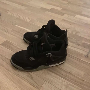 Jordan 4 Canvas - Säljer mina snygga Jordan 4 eftersom att jag inte använder de längre. Jag har använt dem drygt 1 år och är i bra kvalitet. Köpta i London, digitalt kvitto finns från det. Tveka inte på att kontakta mig ifall du har några funderingar. (Pris kan diskuteras)