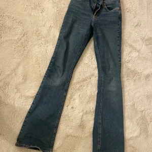 Blå bootcut jeans  - Snygga blå bootcut jeans, midwaist 