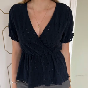 Mörkblå blus - Säljer den här super snygga mörkblåa v-ringade blusen från Vero Moda!! Använt fåtal gånger! Skriv vid frågor❤️