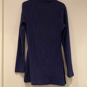 Mörkblå ribbad stickad tröja - Säljer en stilren mörkblå ribbad stickad set tröja med långa ärmar. Perfekt för kyligare dagar och är ett fint set
