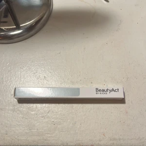 Lila eyeliner från BeautyAct - Fin lila eyeliner i färgen Lilac Dreams från BeautyAct by Kicks. Den är vattenresistent, långvarig och kladdfri. Aldrig använd då jag inte tror att jag skulle passa i färgen💜