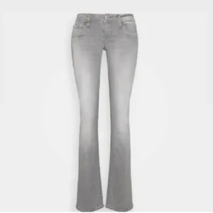 Grå ltb lågmidjade jeans - Snygga grå ltb jeans köpte på zalando för ett år sen för 849 kr. helt slutsålda över allt och trendiga just nu. väldigt låg midjade och inga stora skador på byxorna, knappt använda. säljer pågrund av att de är för små på mig. storleken är 27/30, deras storlekar är lite krångliga så gå gärna in på ltbs storleks guide för hitta just din storlek! 💞💞