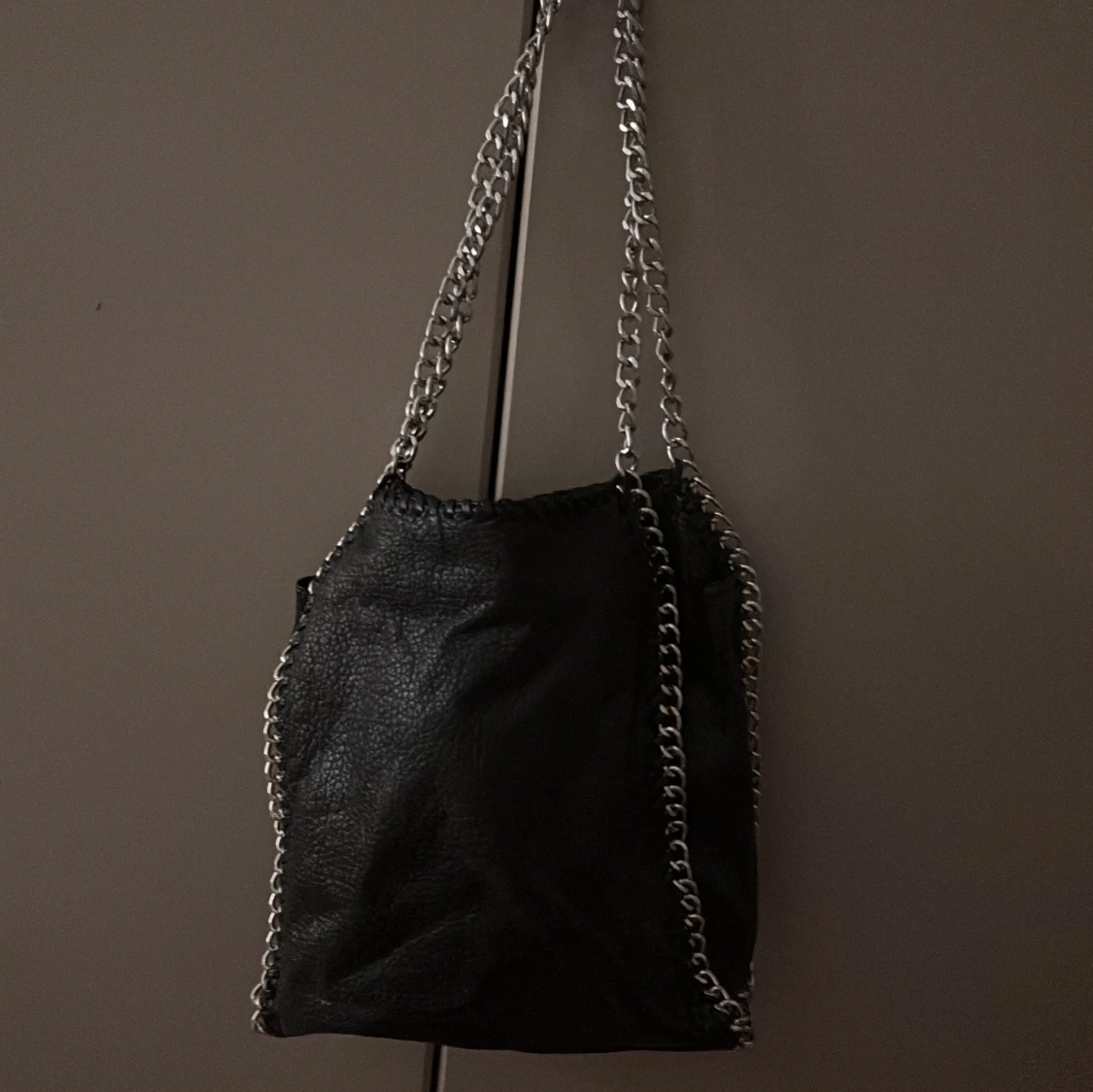 TiamoSvart axelväska med kedjedetaljer - 1