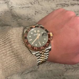 Seiko Mod Root beer - Helt ny snygg Seiko klocka som efterliknar den kända modellen ”Root beer”. Perfekt för den som vill ha en stilren och funktionell klocka. Klockan har en NH34 movement. Alla länkar tillkommer vid köp. Om det är något är det bara att fråga!