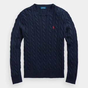 Kabel stickad tröja från Ralph lauren  - Den är i storlek L men passar M, den är i bra skick utan defekter och det är en väldigt stilren och snygg tröja. Är inte så sugen på att sälja längre, så kommer endast sälja för fullpris på 700kr