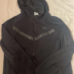 Svart Nike tech fleece set - Hej säljer nu svart Nike tech fleece set då jag vuxit ut det storlek 158-170 på alla inte använt så mycket fint skick pm för mer info går att köpa separat för 300 st 