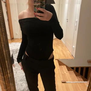 One shoulder body - Skit snygg body som endast används en gång, som ny!!!🩷