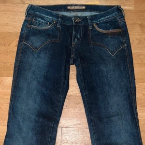 Retro Jeans Rodeo från Staff Jeans&Co - Ett par otroligt snygga lågmidjade jeans köpta på Beyond Retro. Jeansen är i perfekt skick och hade jag inte haft för breda höfter hade jag behållit dem själv men jag vet att de kommer va någon som kan ha dem och uppskatta dem lika mycket som jag gjorde när jag köpte dem 💝💕