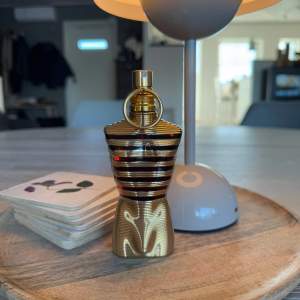 Uppskattar att runt 60ml av 75ml återstår, allting är i fint skick, det inkluderar att atomizern är i bra skick och sprutar som den ska. Man får självklart med sig original burk/låda (bild 2) är öppen för både köp och byten! Tveka inte att kontakta😄