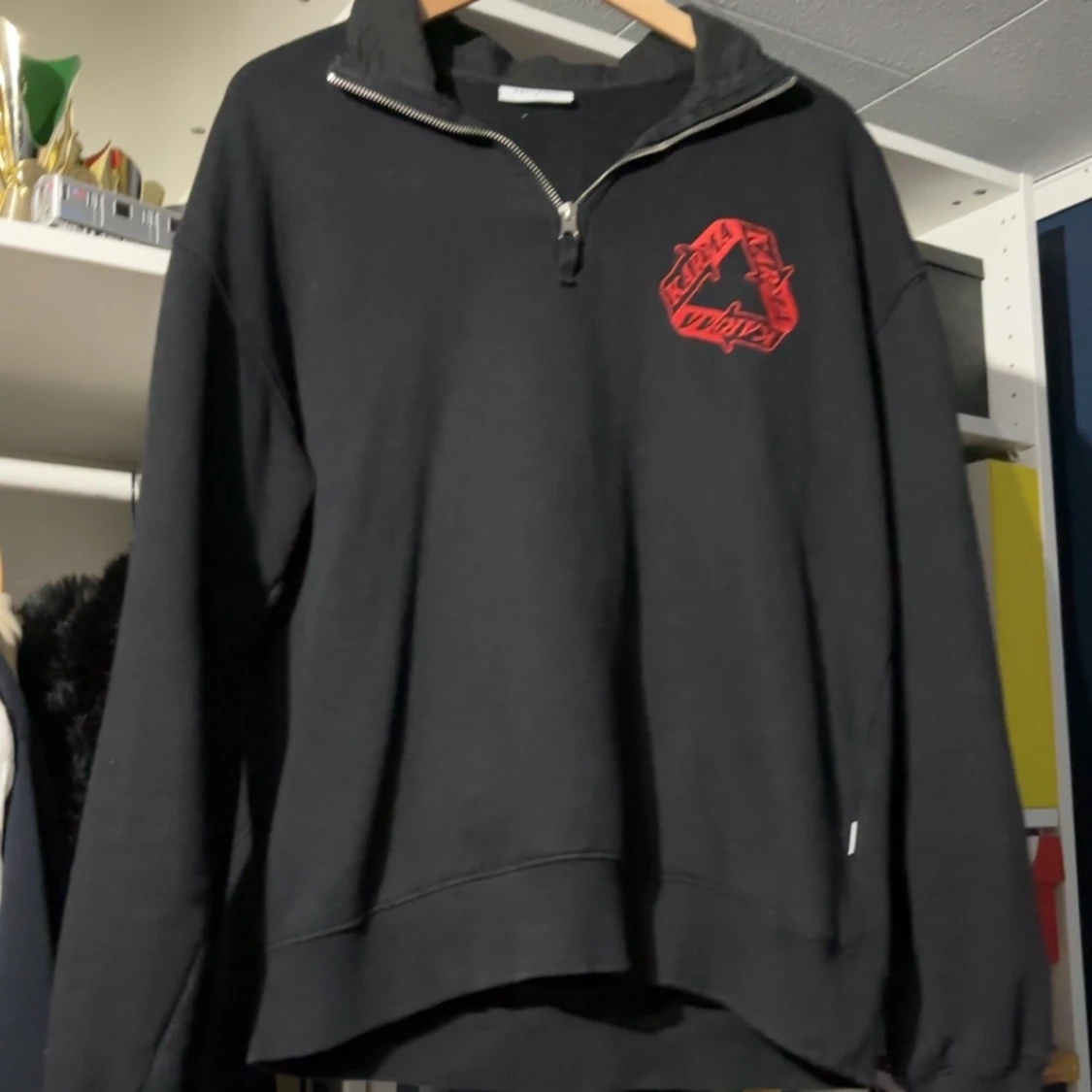 Svart tröja med dragkedja och röd logga - 2