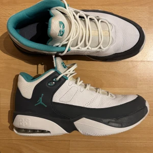 Nike Air Jordans - Ett par Jordans jag köpte i Australien, jag ångrade mig efter att jag köpte dem och sen dess har jag använt dem en gång untomhus vilket var på sommaren. Jag tycker inte om dem och vill bli av med dem asap!