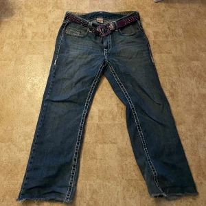 True religion jeans - Säljer dessa true religon jeansen som jag haft ett tag. Lite slitna längst ner som man kan se på bilden.