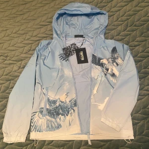 Trapstar Windbreaker - Säljer denna heta jackan för att jag ångra mitt köp. Säljer för bra pris. Är i nyskick. 