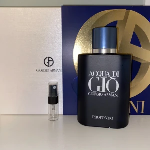 Acqua di Giò Profondo från Giorgio Armani - Upptäck Acqua di Giò Profondo, en elegant herrparfym från Giorgio Armani. Flaskan är stilrent designad i mörkblått med silverdetaljer. Doften bjuder på marina och aromatiska toner, med inslag av citrus, fräsch krydda och träiga noter. Perfekt för den som älskar en fräsch och maskulin doft. Sälja 1-2ml då 1ml=22kr 2ml=35kr riktigt dunder varje dag parfym eller till varma dagar!!