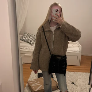 Ljusbrun HM vinter  teddyjacka - Mysig beige teddyjacka med dragkedja framtill. Perfekt för kyliga dagar med sin fluffiga och varma design. Jackan har en hög krage och två sidofickor för extra komfort. Den är i storlek XS och är i jättebra skick💕