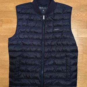 Gant väst  - Snygg gant väst perfekt till våren. Bara använd några gånger och är i toppen skick. Storleken är M. Nypris ca 2000kr.