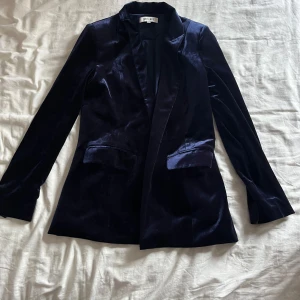 Dry lake blazer - Blazer i mörkblått sammetstyg, sjukt snygg! Har små puffar i axlarna, fina detalj fickor och super skön!
