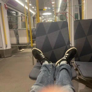 Svarta Adidas Campus sneakers - Snygga svarta Adidas Campus sneakers med de klassiska vita ränderna och vit sula. Skorna har en stilren design med snörning och är perfekta för en avslappnad stil.