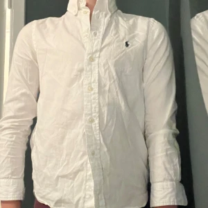 Ralph Lauren Skjorta - Bra skick men anvönd Ralph lauren skjorta. Bra pris, men diskuterbart