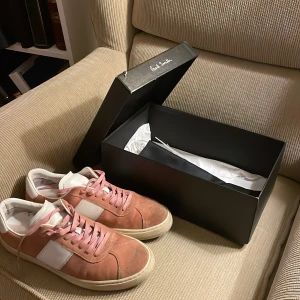 Paul Smith sneaker - Garderobsrensing! Säljer ett år riktigt schyssta sneakers från Paul Smith. Använda alldeles för lite men har många andra skor som prioriteras före. Haft på mig dom runt 10 gånger kanske. Köptes för 265 euro. Storlek 44, kan även passa någon med 45!