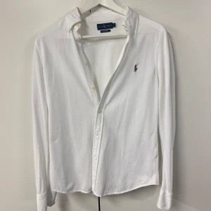 Polo Ralp Lauren Skjorta - Skick 10/10, inga märkvärdiga slitage! Bara att skriva vid fler frågor!