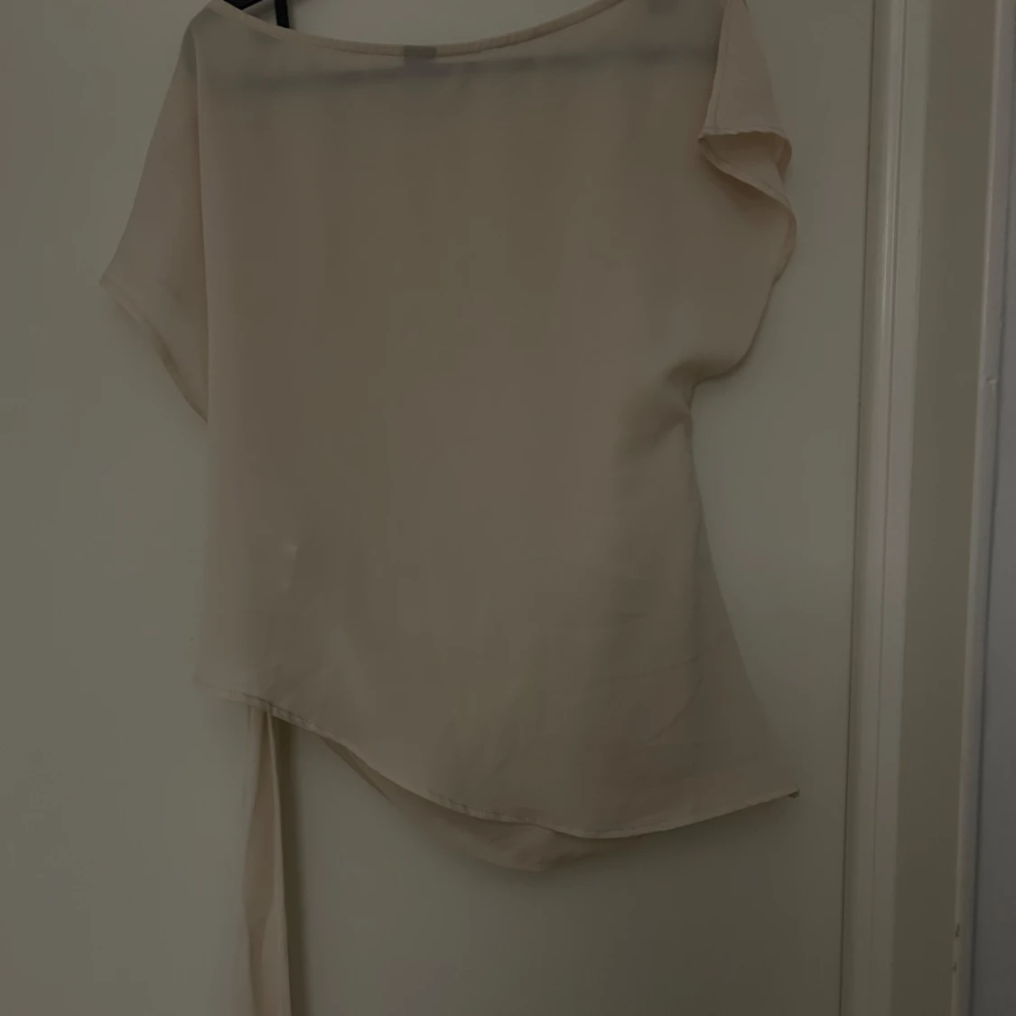 Beige blus med knytband - 90