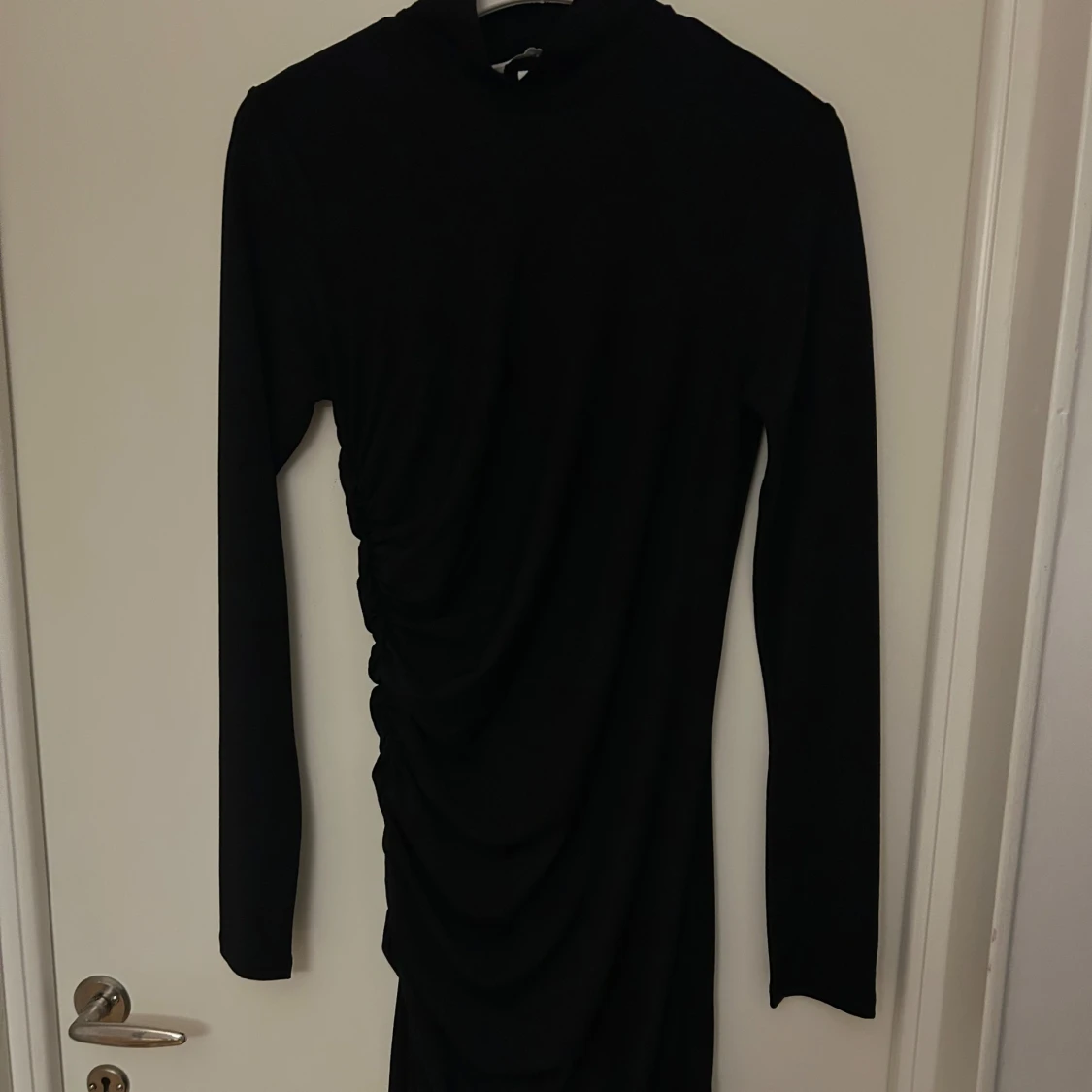 Svart långärmad klänning