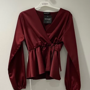 Snygg blus - Säljer den här super snygga blusen ifrån missäy eftersom den inte används❣️❣️ skriv privat för egna bilder. 299kr+frakt❤️Inte min bild!